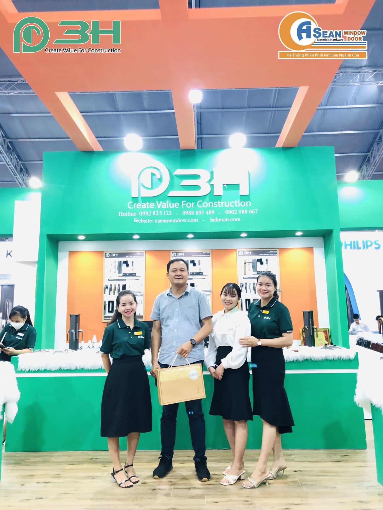 Khách hàng chụp ảnh lưu niệm tại gian hàng phụ kiện 3H